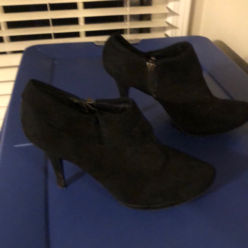 Black bootie with zipper